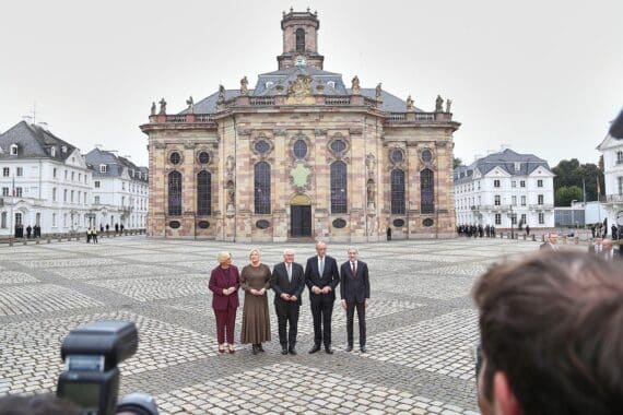 Festakt zum Tag der Deutschen Einheit mit Bundeskanzler und Staatspräsident, feiernde Menschen.