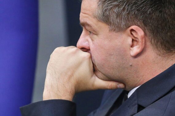 Sven Schulze spricht entspannt über CDU-Zukunft in Sachsen-Anhalt, trotz herausfordernder Umfragewerte.