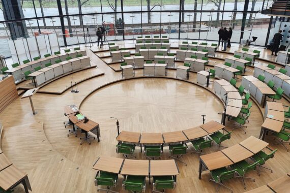 Sächsischer Landtag mit dem Hinweis auf AAA-Bewertung und Finanzhaushalt im Hintergrund.