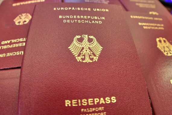 Reisepass vor einem neutralen Hintergrund, symbolisiert Einbürgerung und Integration in Deutschland.