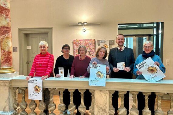 Messe für Schmuck und Kunsthandwerk: Kreative Aussteller, musikalische Atmosphäre, tolle Kunstwerke, Eintritt frei.