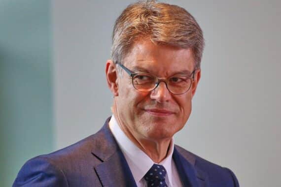 Patrick Schnieder in Berlin, lächelnd, symbolisiert Gesundheitsbewusstsein und politische Entschlossenheit.