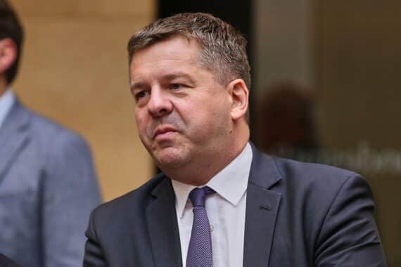 Wirtschaftsminister Sven Schulze spricht über Erbschaftssteuer und Unterstützung für ostdeutsche Unternehmen.