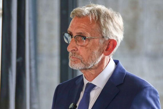 Armin Schuster übergibt Förderbescheid zur Sanierung des historischen Ruderhauses Cotta in Dresden.