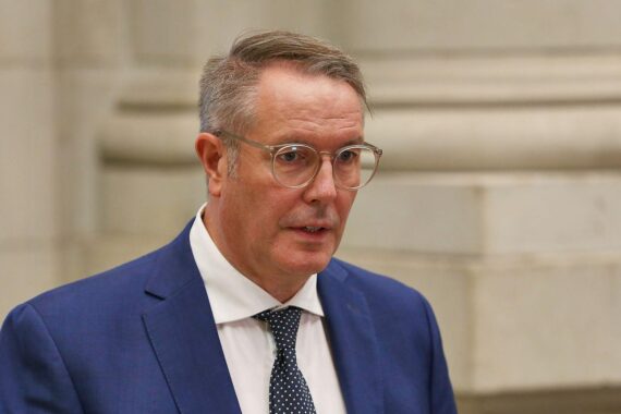 Alexander Schweitzer diskutiert Bundesrat und Steuersenkungen für bessere Finanzbeziehungen zwischen Bund und Ländern.