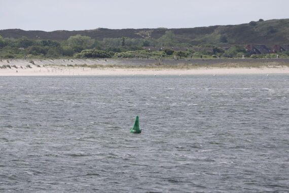 Sturmflut an der Nordseeküste: Küstenschutz, hohe Wellen und unsicherer Himmel bei List auf Sylt.
