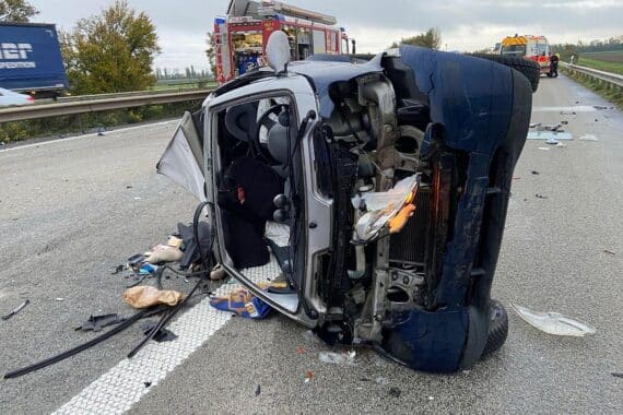 Schwerer Verkehrsunfall mit drei Fahrzeugen auf Autobahn, zwei Verletzte, Aufprall und Überschlag.