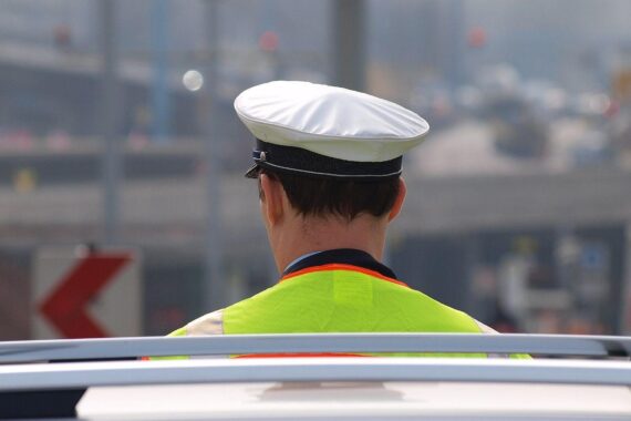 Motorradunfall auf A1: Schwerverletzter Fahrer, Sozia, und gesperrte Autobahn.