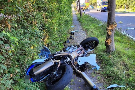 Motorradunfall: schwer verletzter Fahrer, beschädigter VW Passat, Einsatz der Feuerwehr nach Kollision.