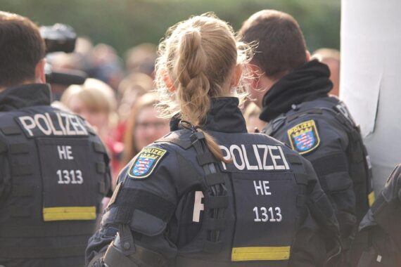 Schwerer Verkehrsunfall auf B 274: Verletzte Autofahrerin, Einsatz von Polizei und Rettungsdiensten.