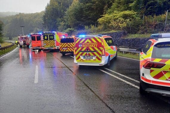 Schwerer Verkehrsunfall mit Rettungsdiensten und Hubschrauber auf Bundesstraße 1. Verletzte Personen.