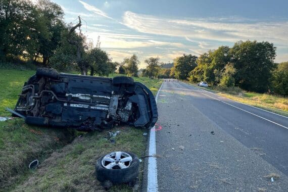 Schwerer Verkehrsunfall auf L304: Zwei Fahrzeuge, Feuerwehr und Rettungsdienst im Einsatz.