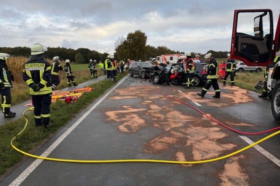 Schwerer Verkehrsunfall mit drei Fahrzeugen, lebensgefährlich verletzter Beifahrer, Polizei sucht Zeugen.