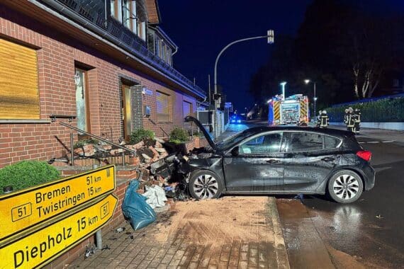 Auto prallt in Hauswand, Feuerwehr rettet schwerverletzten Fahrer, Unfallstelle abgesperrt.
