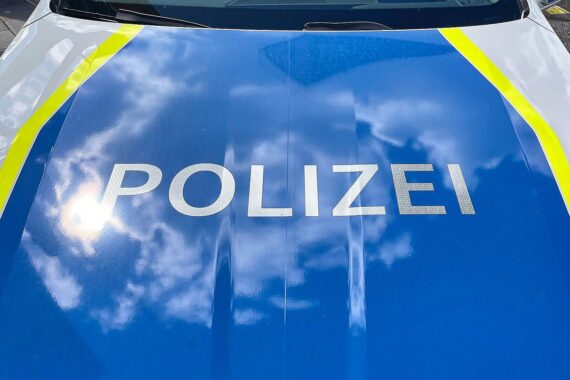 Ein Unfall zwischen Auto und E-Scooter in Frankfurt, Verletzter auf der Straße.