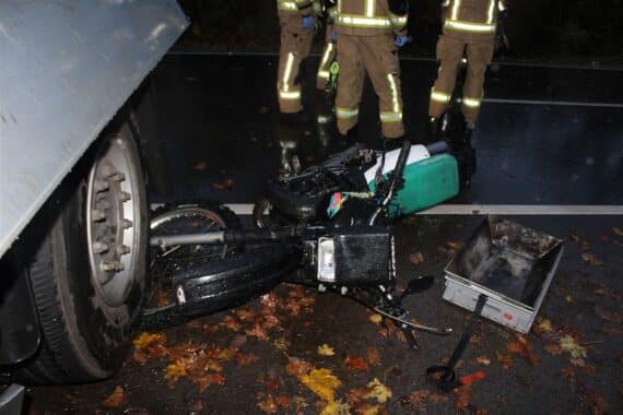 Schwerer Verkehrsunfall zwischen Leichtkraftrad und Unimog, Rettungshubschrauber im Einsatz, Verkehr gesperrt.