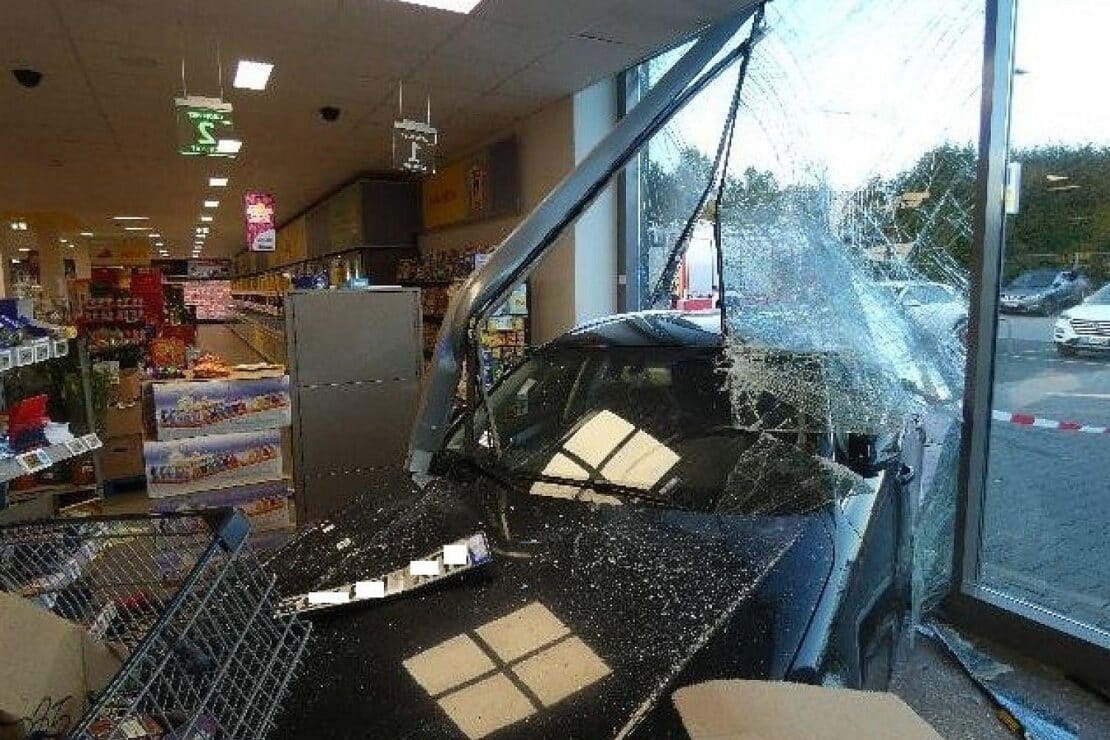 Seniorin fährt in Supermarkt in Altenwalde