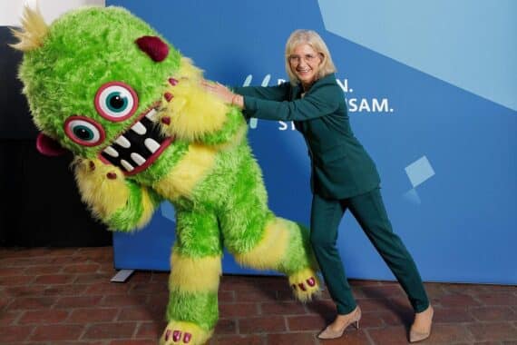 Symbolische Illustration von Rollenbildern, die aufgebrochen werden, mit Männern und Frauen in modernen Rollen.