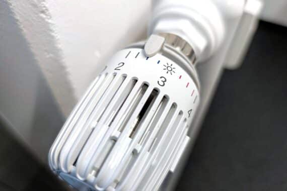 Heizung mit einem Thermostat, Symbol für steigende Energiekosten und Bürgergeld-Diskussionen in Deutschland.