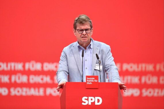 Ralf Stegner warnt vor Zusammenarbeit zwischen Union und AfD; politische Spannung illustriert.