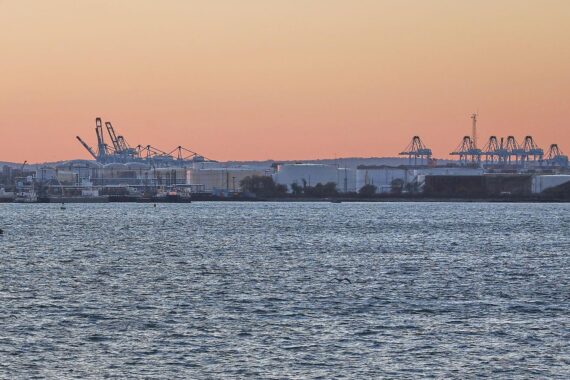 Industrieanlagen im Osten Deutschlands symbolisieren wirtschaftliche Herausforderungen und Perspektiven nach 35 Jahren Einheit.