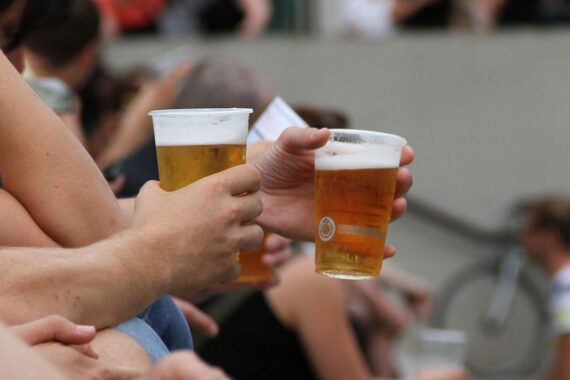 Biertrinker genießen Thüringer Bier, symbolisch für steigende Exporte und Herausforderungen des Marktes.