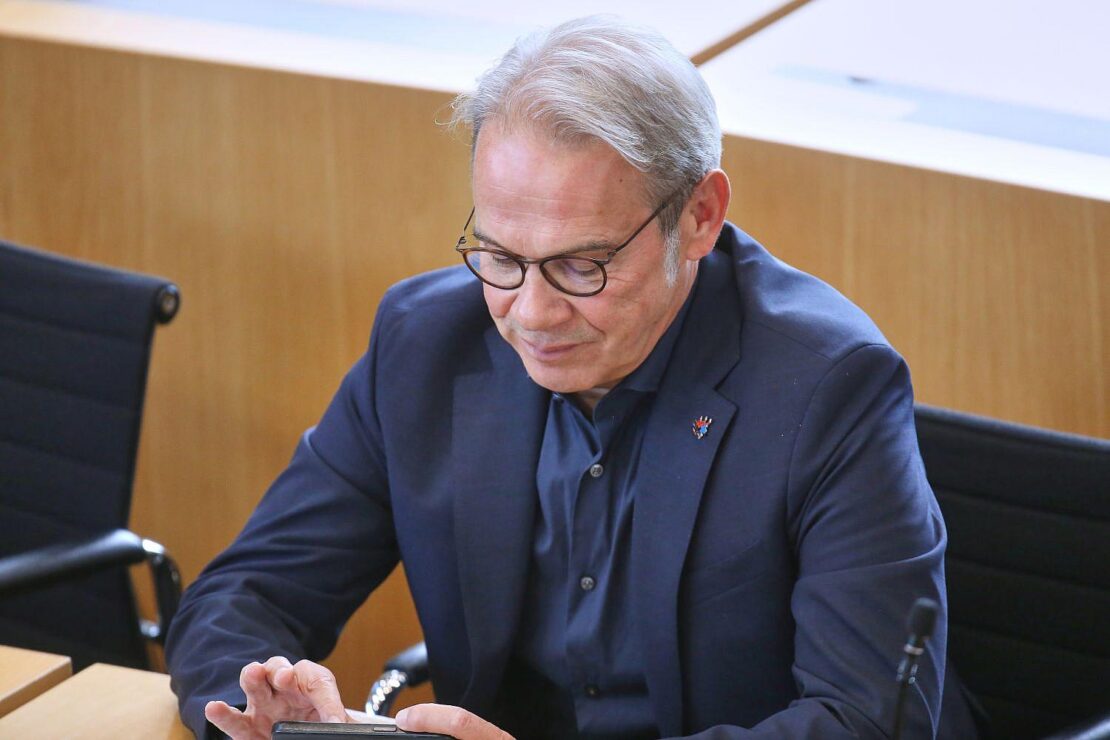 Thüringer Innenminister hält Verdacht gegen AfD aufrecht