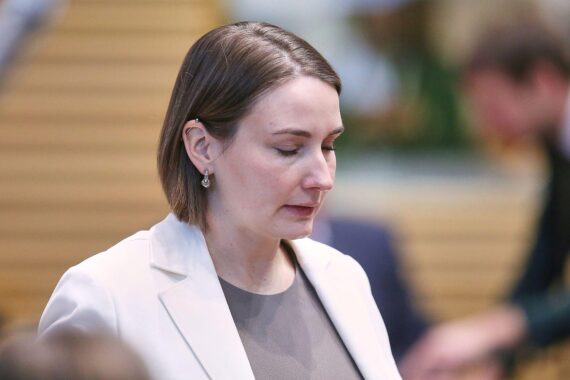 Thüringens Gesundheitsministerin fordert Reform der Pflegeversicherung zur Entlastung von Pflegebedürftigen.