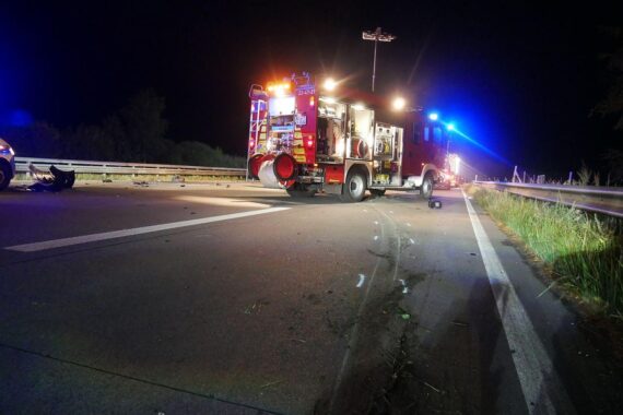 Tödlicher Verkehrsunfall auf A1, BMW und VW beteiligt, Einsatzkräfte am Unfallort.