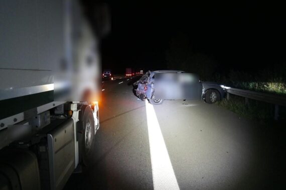 Tödlicher Verkehrsunfall auf A1: grau VW Tiguan, Polizei, abgesperrte Autobahn, Suche nach Zeugen.