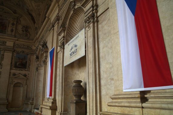 Wahlurnen und Wahlergebnisse der Parlamentswahl in Tschechien, ANO-Partei führt klar.