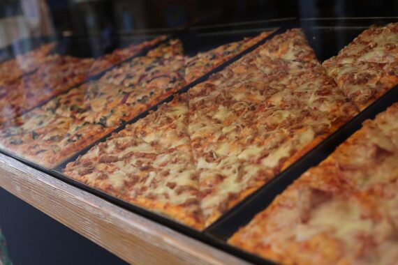 Mehrweg-Pizzaboxen in Tübingen: umweltfreundlich, kostensparend und steigende Beteiligung der Gastronomie.