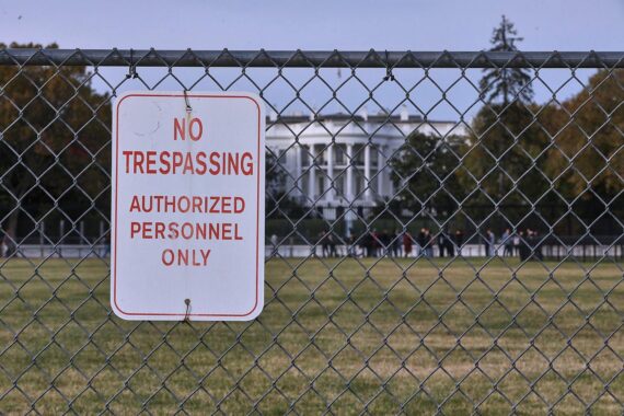 Beto O'Rourke kritisiert Trump und die Demokraten bezüglich Einwanderung und autoritärem Verhalten.