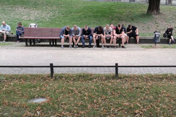 Junge Menschen nutzen Augmented Reality, beispielsweise beim Spielen von Pokémon Go draußen.