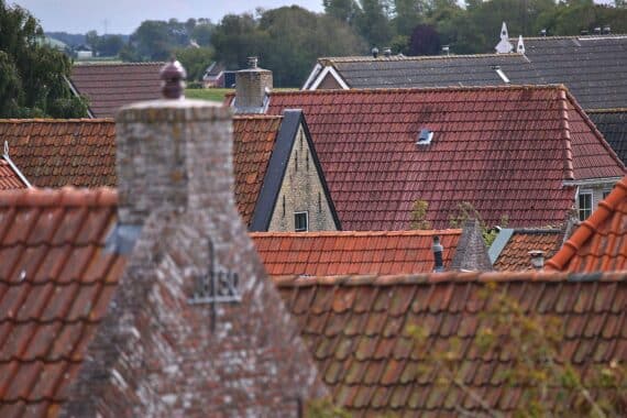 Dächer älterer Gebäude, Gefahr durch Asbest, Informationsmaterial, Gesundheitsschutz im Bauwesen.