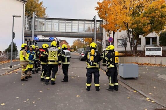 Feuerwehr im Einsatz, Gebäude geräumt, unbekannte Substanz, Patientenversorgung, Sicherheitsmaßnahmen.