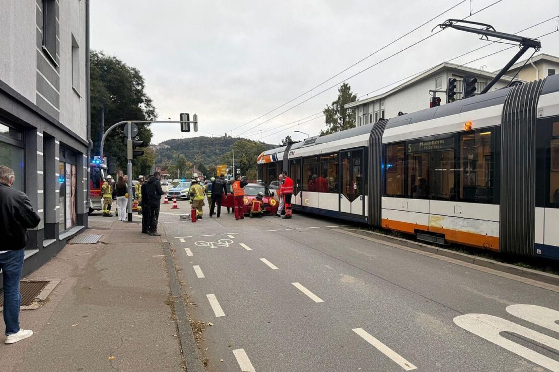 Unfall zwischen Auto und Straßenbahn in Weinheim