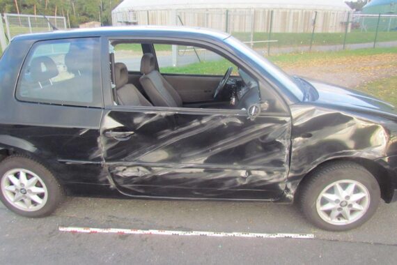 Traktor und Pkw nach Kollision auf Landstraße, Polizei schätzt hohen Sachschaden, keine Verletzten.