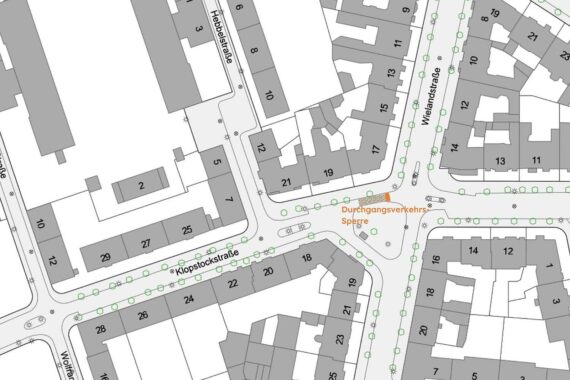 Verkehrszeichen und Baustellenabsperrungen in Wiesbaden, mit Fokus auf Klopstockstraße und Fußgängerverkehr.