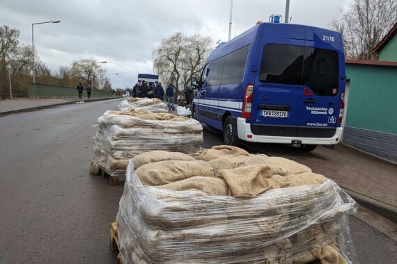Sandsäcke symbolisieren Katastrophenschutz und regionale Zusammenarbeit im Rahmen des Gipfeltreffens.