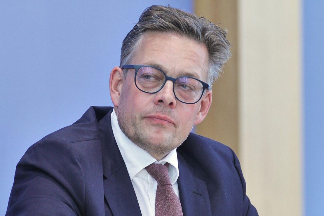 Von Notz fordert monatlichen Bericht zu hybriden Angriffen