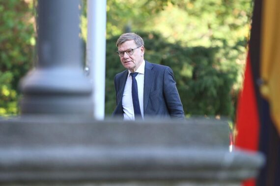 Johann Wadephul diskutiert Wehrpflicht, symbolisiert politische Debatte und nationale Sicherheit in Deutschland.