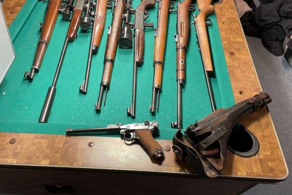 Versteckter Raum mit Waffenarsenal, Gewehre, Pistolen, Munition und Handgranaten entdeckt in Remscheid.