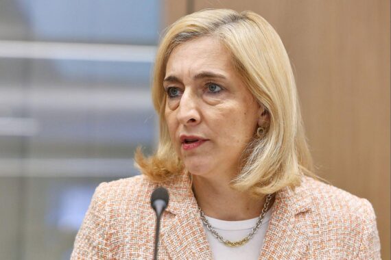 Nina Warken präsentiert Sparpaket zur Stabilität des Zusatzbeitrags in der Krankenversicherung.