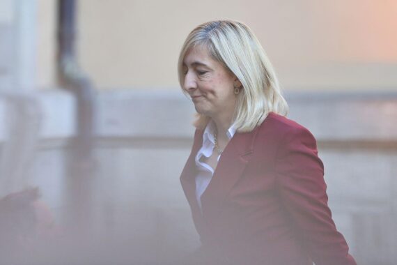 Nina Warken spricht über Stabilität der Pflegeversicherungsbeiträge in Berlin.