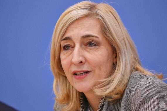 Nina Warken spricht über seelische Gesundheit und Prävention, unterstützt von Fachleuten.