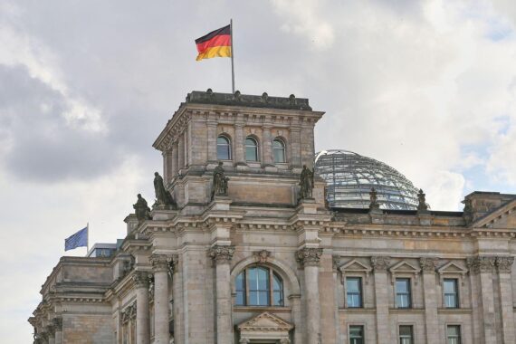 Wolkiger Himmel über Berlin, Sonne strahlt durch, Temperaturen zwischen 13 und 16 Grad.