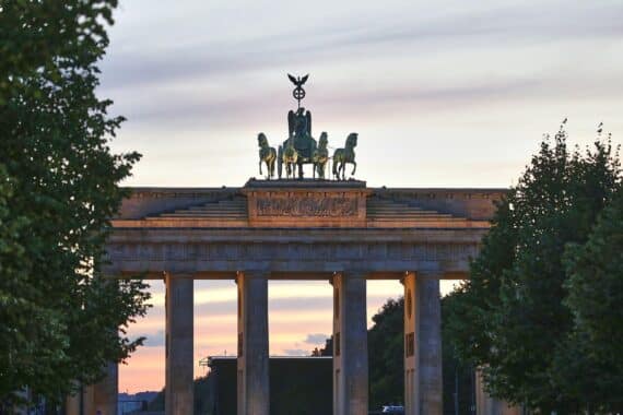 Herbstliche Berliner Landschaft mit Brandenburger Tor, heiterem Wetter und leichtem Nebel.