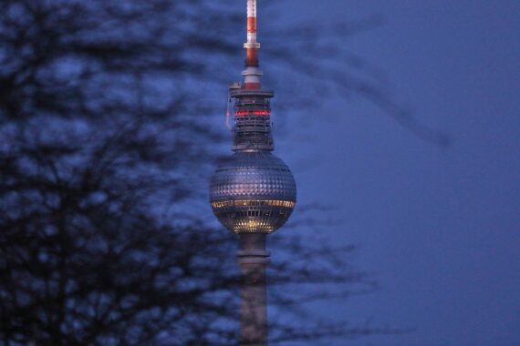 Berliner Fernsehturm vor stürmischem Himmel, Regen und wechselhaftem Wetter in der Stadt.