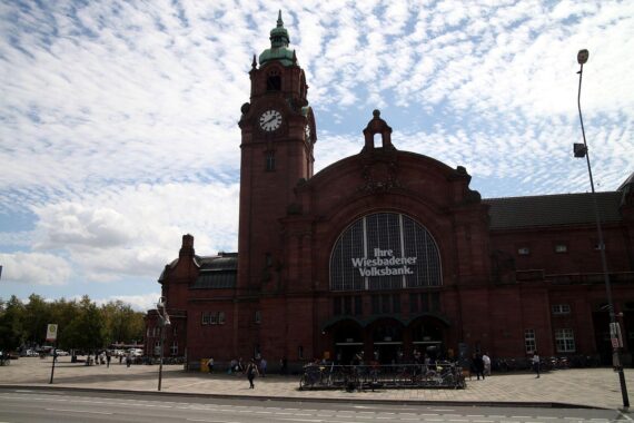 Wiesbaden Hauptbahnhof unter einem heiterem Himmel, ideal für Ausflüge und Spaziergänge.